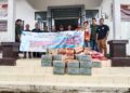 RMKE & RMKO Beri Bantuan  Masyarakat Terdampak Banjir di Gunung MegangLaporan : Andi Razak Efendi  Muara Enim, [Faktarealtv.com] 16 Januari 2024. PT RMK Energy Tbk (RMKE) dan Perusahaan Afiliasinya, PT Royaltama Mulia Kontraktorindo Tbk (RMKO)* memberikan bantuan sembako kepada warga yang terdampak banjir akibat meluapnya sungai Lematang. Adapun bantuan dibagikan kepada 3 Desa yaitu Desa Gunung Megang Dalam, Desa Perjito dan Desa Gunung Megang Luar.  Penyerahan  sembako  untuk masyarakat ini dilakukan oleh tim Corporate Social Responsibility (CSR) RMKE & RMKO bersama tim Departemen Legal dan didampingi oleh Bapak Abu Yamin SH selaku PJ Camat Gunung Megang.   Seperti diketahui, volume debit air sungai Lematang naik drastis dikarenakan intensitas hujan yang tinggi dan merata selama beberapa hari terakhir di Kecamatan Gunung Megang. “Banyak masyarakat terdampak banjir yang membutuhkan perhatian, khususnya dari segi kebutuhan primer seperti pangan. Kami sangat mengapresiasi pihak RMKE & RMKO yang cepat tanggap dalam kondisi musibah Banjir seperti saat sekarang ini.”, kata Abu Yamin.   Superintendent CSR RMKO, Sri Ismono mengatakan bahwa RMKE bersama dengan RMKO selalu siap memberikan bantuan kepada masyarakat di sekitar wilayah operasional Perusahaan. “Saat ini Perusahaan telah menyalurkan 40 karung beras, 52 dus air mineral dan 65 dus mie instant. Harapannya, dengan adanya bantuan sembako ini kebutuhan pangan masyarakat dapat terpenuhi dan bisa meringankan beban mereka yang terkena banjir.”, tutup Ismono.   PT RMK Energy Tbk didirikan pada 22 Juni 2009 dan resmi tercatat di PT Bursa Efek Indonesia (BEI) pada 29 November 2021.  Perseroan bergerak di bidang pelayanan jasa logistik batubara yang meliputi bongkar muat batubara melalui jalur kereta api di Sumatera Selatan, jasa pelabuhan batubara, serta penjualan batubara dari tambang _in-house_ dan pihak ketiga. Perseroan memiliki beberapa fasilitas di Sumatera Selatan seperti Stasiun Muat Gunung Megang, Stasiun Bongkar Simpang, hauling road sepanjang 8 km, Pelabuhan Musi 2 dan tambang in-house PT Truba Bara Banyu Enim (TBBE)    PT Royaltama Mulia Kontraktorindo Tbk merupakan perusahaan yang bergerak dibidang jasa penunjang pertambangan dan jasa penyewaan alat-alat berat. Perseroan memiliki kompetensi yang luas dalam bisnis batubara terintegrasi. Grup Perseroan memiliki pengalaman lebih dari 15 tahun di bisnis pertambangan batubara serta didukung dengan tenaga kerja yang kompeten dan ahli di bidangnya. Saat ini, Perseroan bergerak dalam unit usaha yang terdiri persiapan infrastruktur pertambangan dan emplasemen, jasa pertambangan pada berbagai tahapan, reklamasi area bekas tambang, pengangkutan batubara termasuk pembangunan jalan pengangkutan, pengelolaan emplasemen, crushing, dan pemuatan batubara ke kereta api menggunakan Train Loading System (TLS), serta penyewaan alat-alat berat yang tidak terbatas hanya kepada perusahaan di sektor pertambangan.