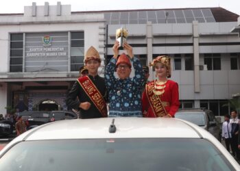 Pj. Bupati Pimpin Pawai Keliling Arak-arakan Piala Adipura ke-15