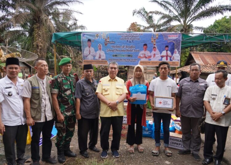 Pj. Bupati Serahkan Bantuan Musibah Kebakaran Di Benakat