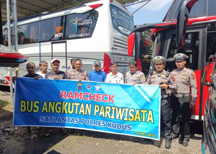 Kendaraan Umum di Cek, Polisi dan Dinas Perhubungan Kudus Turun Antisipasi Kerawanan !! Bus Pariwisata di Cek Polisi dan Dishub Kudus