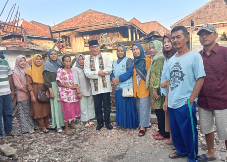 Calon Bupati Muara Enim 2024, Doktor H.Nasrun Umar SH MM. Berikan Bantuan kepada Korban Kebakaran di Kelurahan Muara Enim