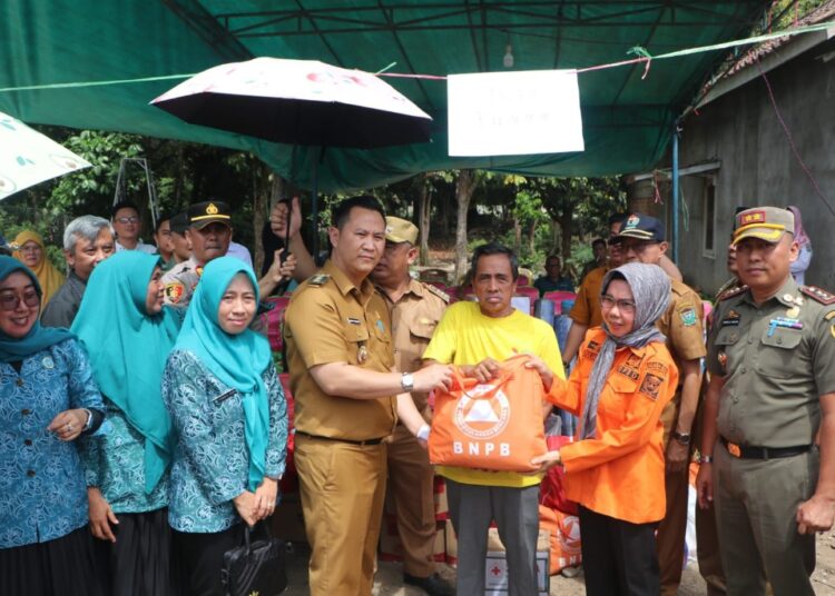 Pj. Bupati Salurkan Bantuan Korban Kebakaran Benakat